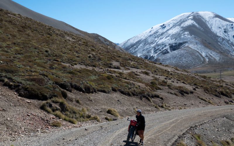 Kurz vor dem 1347 Meter hohen Island Saddle auf der höchsten Pass-Straße Neuseelands. Im Hintergrund der Neuschnee auf den Bergen, Neuseeland Südinsel.