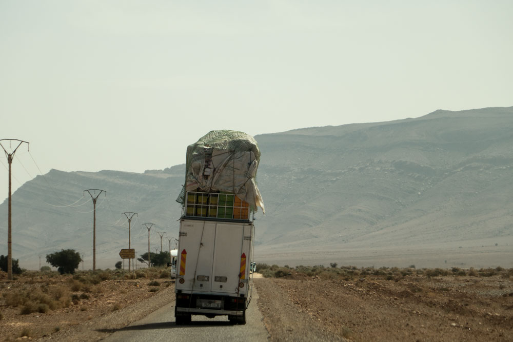 Die Marokkaner bringen enorme Mengen in ihren Fahrzeugen unter