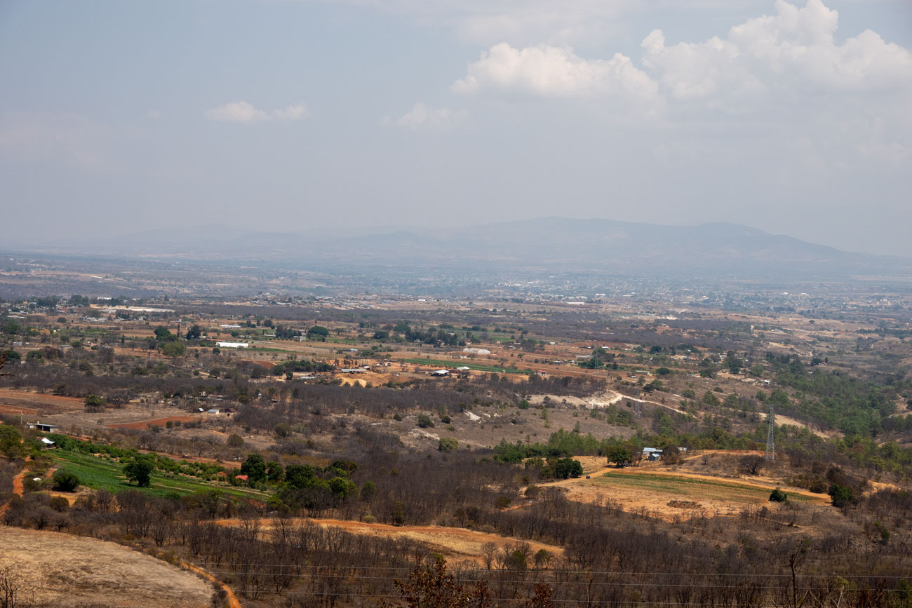 Eine weite Ebene erstreckt sich vom nördlichen Rand der Sierra de Miahuatlan bis Oaxaca