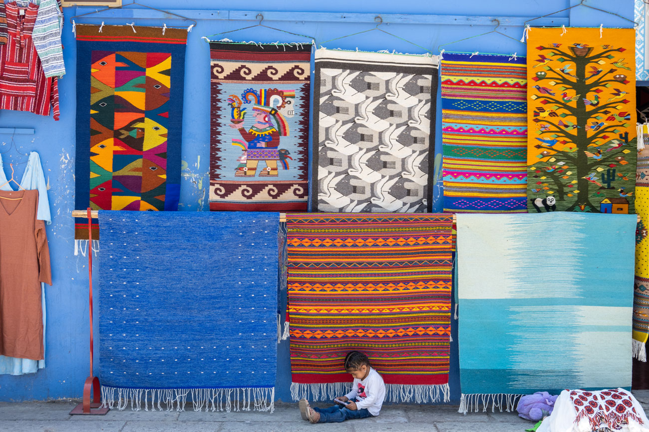 Straßenverkauf von Teppichen in Oaxaca
