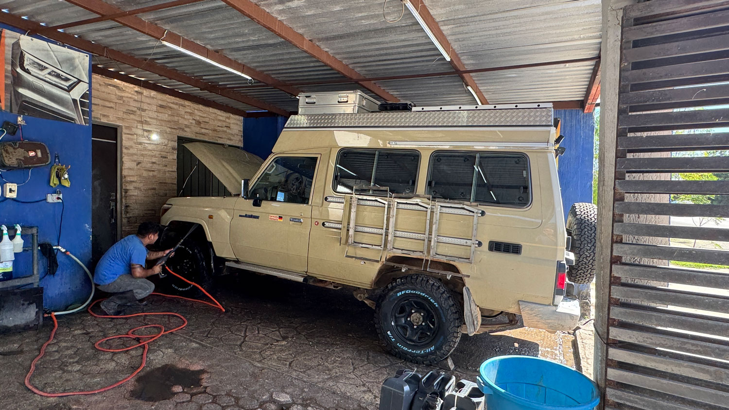 Handwäsche des Landcruisers in Merida