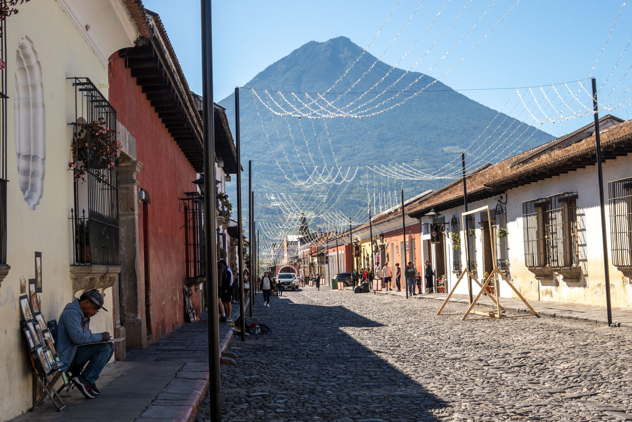 Antigua mit dem Volcan de Agua