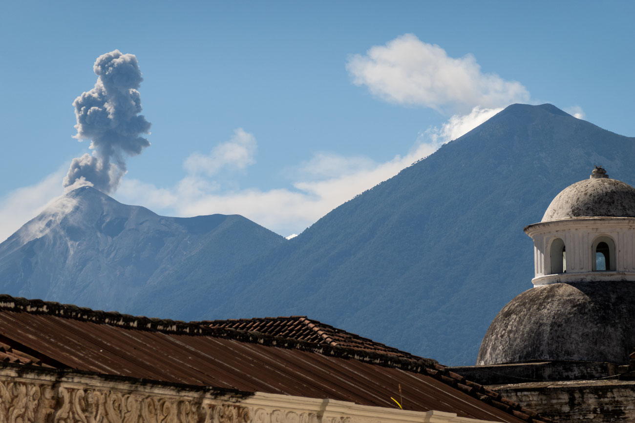 Blick von Antigua auf den aktiven Vulkan Fuego