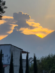 Eruption des El Fuego vom Campingplatz El Vagamundo in Antigua