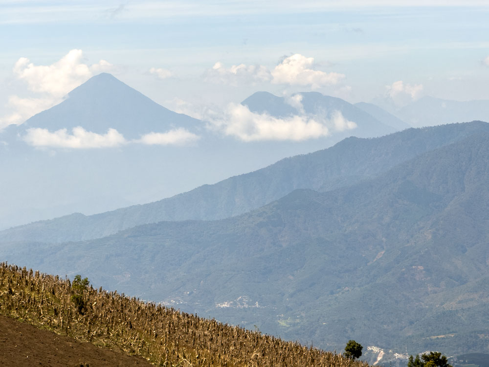 Blick vom Weg zum Vulkan Fuego auf den 50 Kilometer entfernten Vulkan Atitlan.