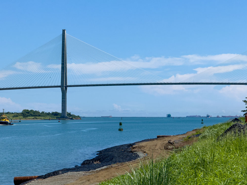Puente Atlántico über der Einfahrt in den Panamakanal