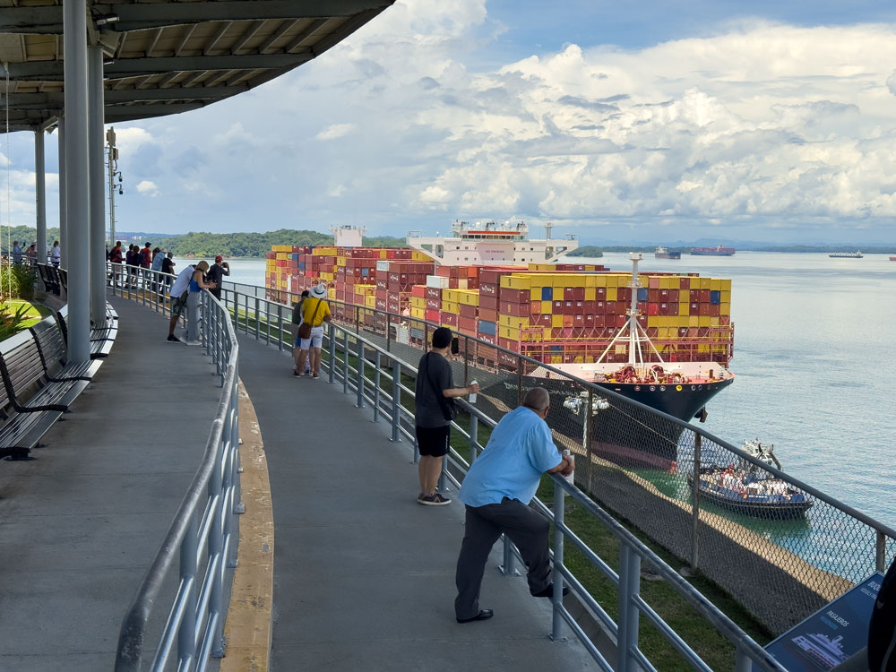 Ein Containerfrachter wird zu den Agua Clara Schleusen bugisert