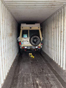 Verladung des Landcruisers in einen Container in Colon