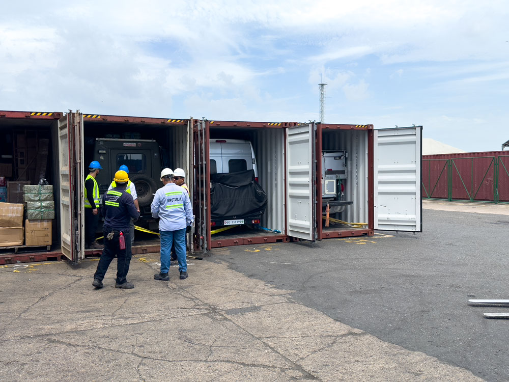 Die Fahrzeuge der Overlander werden im Hafen von Cartagena aus ihren Containern befreit