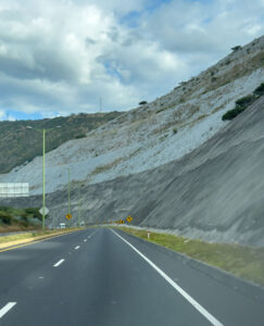 Beton-Befestigung der Böschung an der Panamericana bei Quito