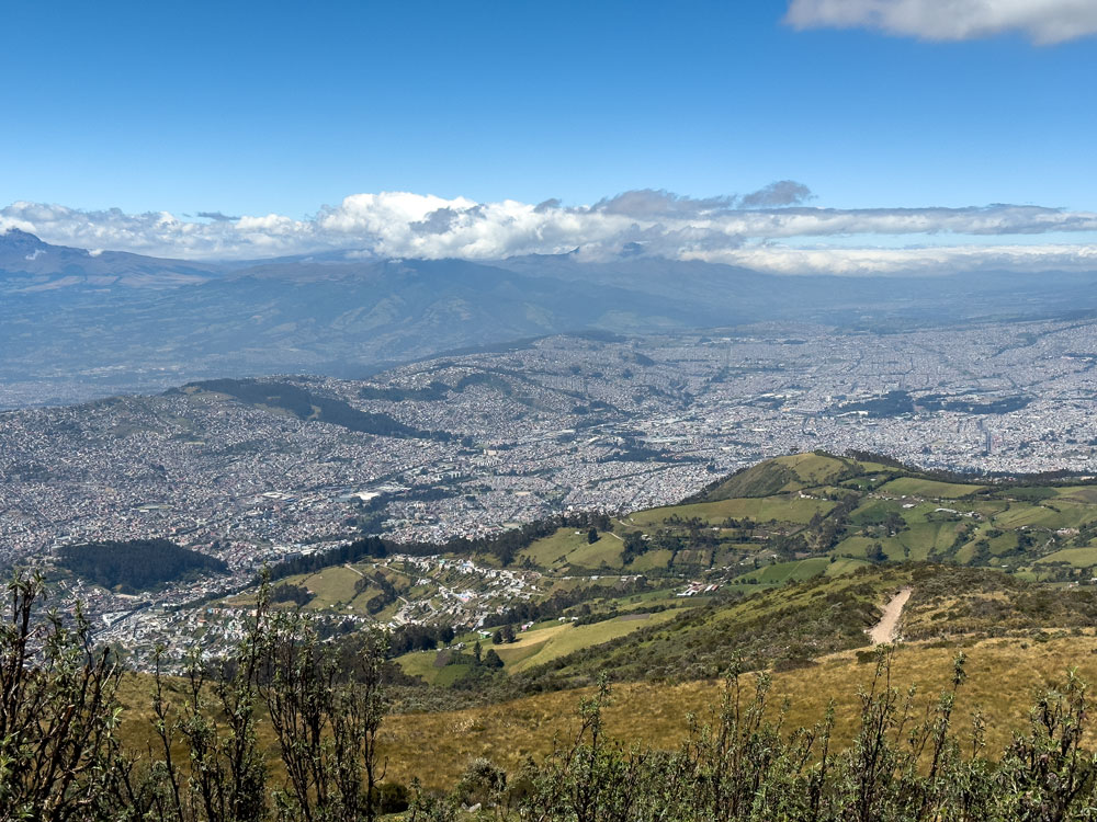 Blick vom Cruz Loma (4.100 m) auf Quito