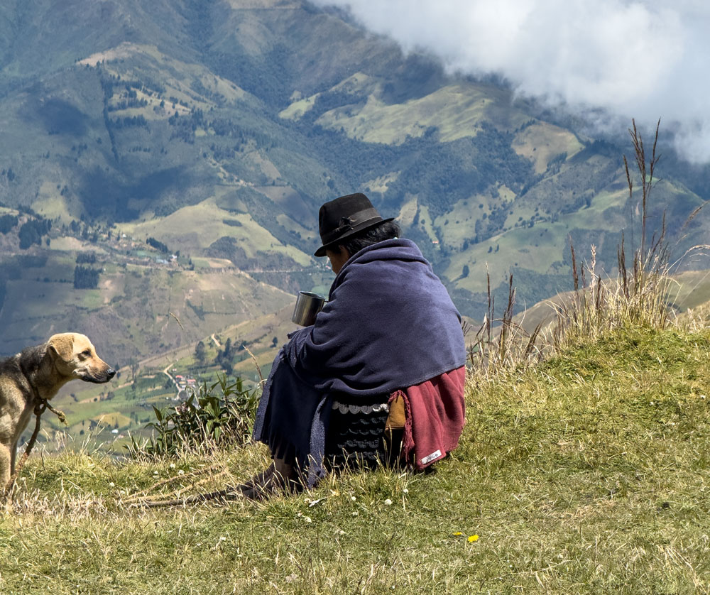Die Bäuerin Maria und ihr Hund Sophia