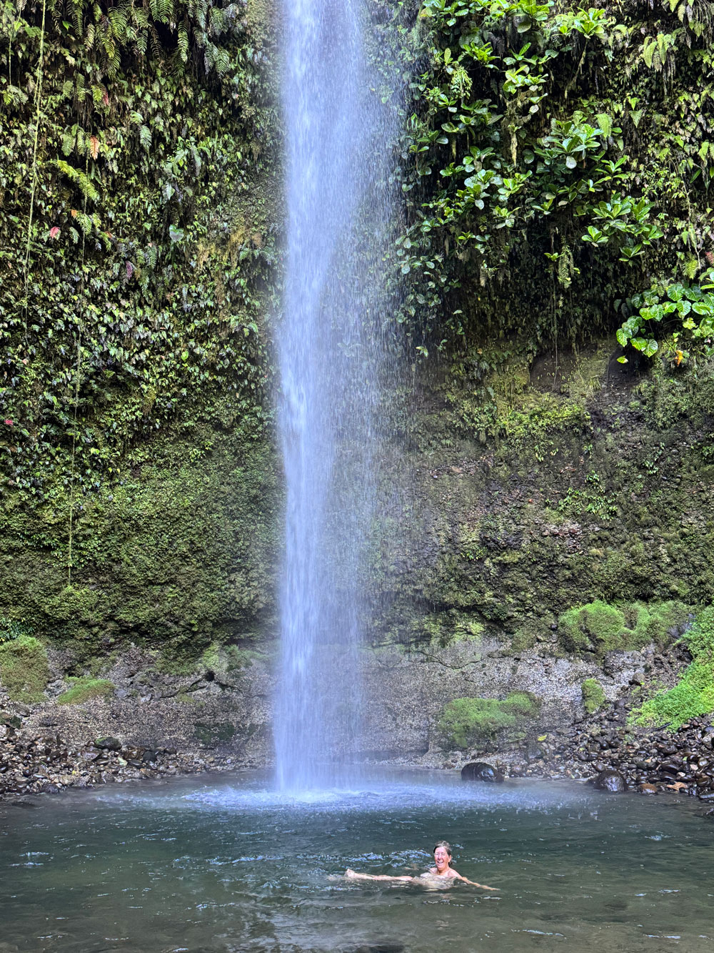 Urwalddusche an der Cascada Hola Vida