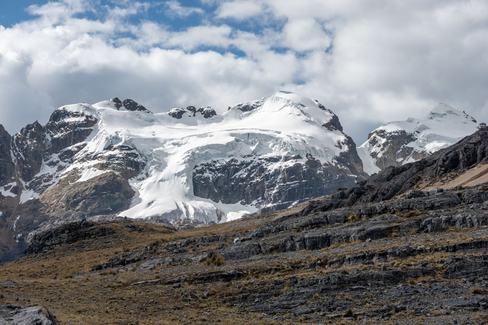 Blick auf mächtige Gletscher in der Cordiellera Huayhuash