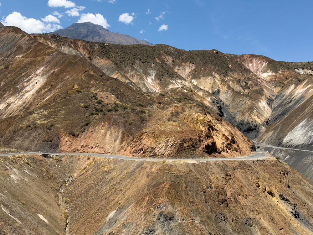 Bunte Sandsteinberge auf dem Weg zum Canyon del Patos