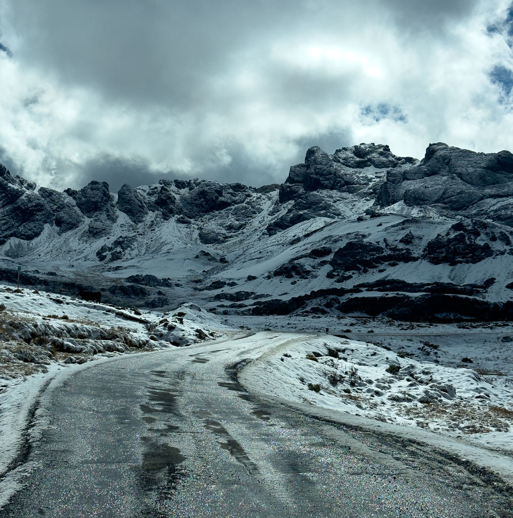 Neuschnee nach frostiger Nacht auf der Ruta 16a