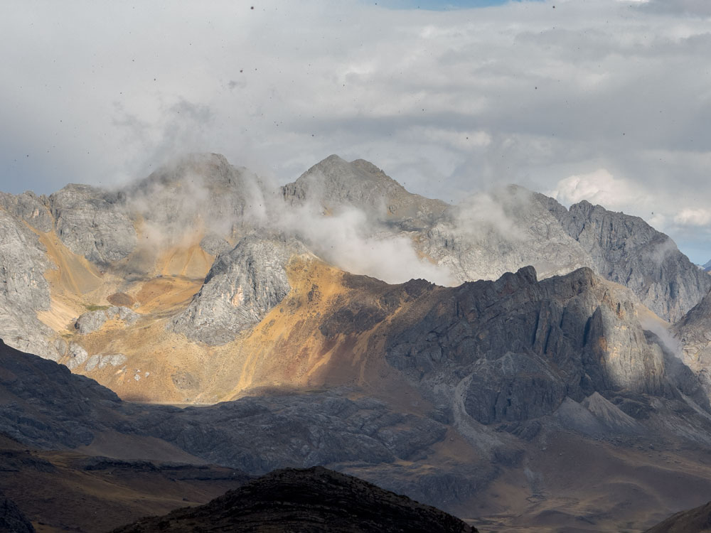 Bunte Berge auf der Passhöhe Ruta LN107