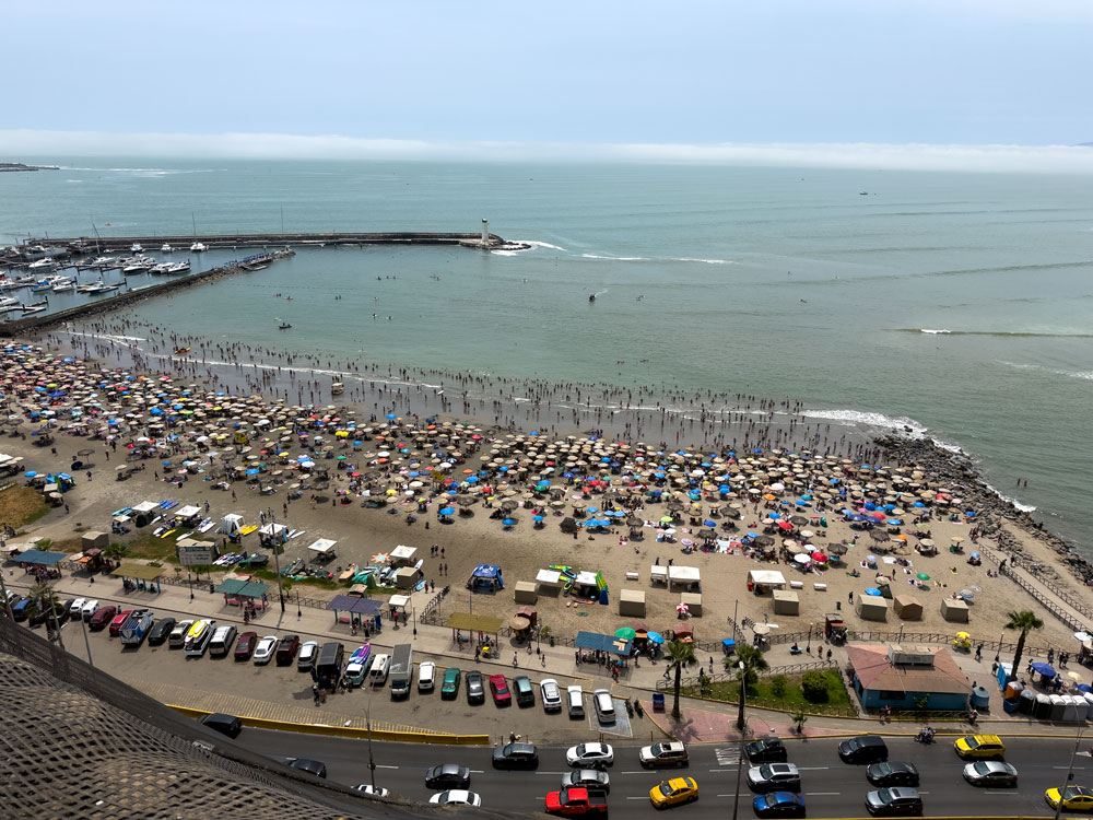 Sonntag und Sommerferien - Hochsaison am Strand von Barranco