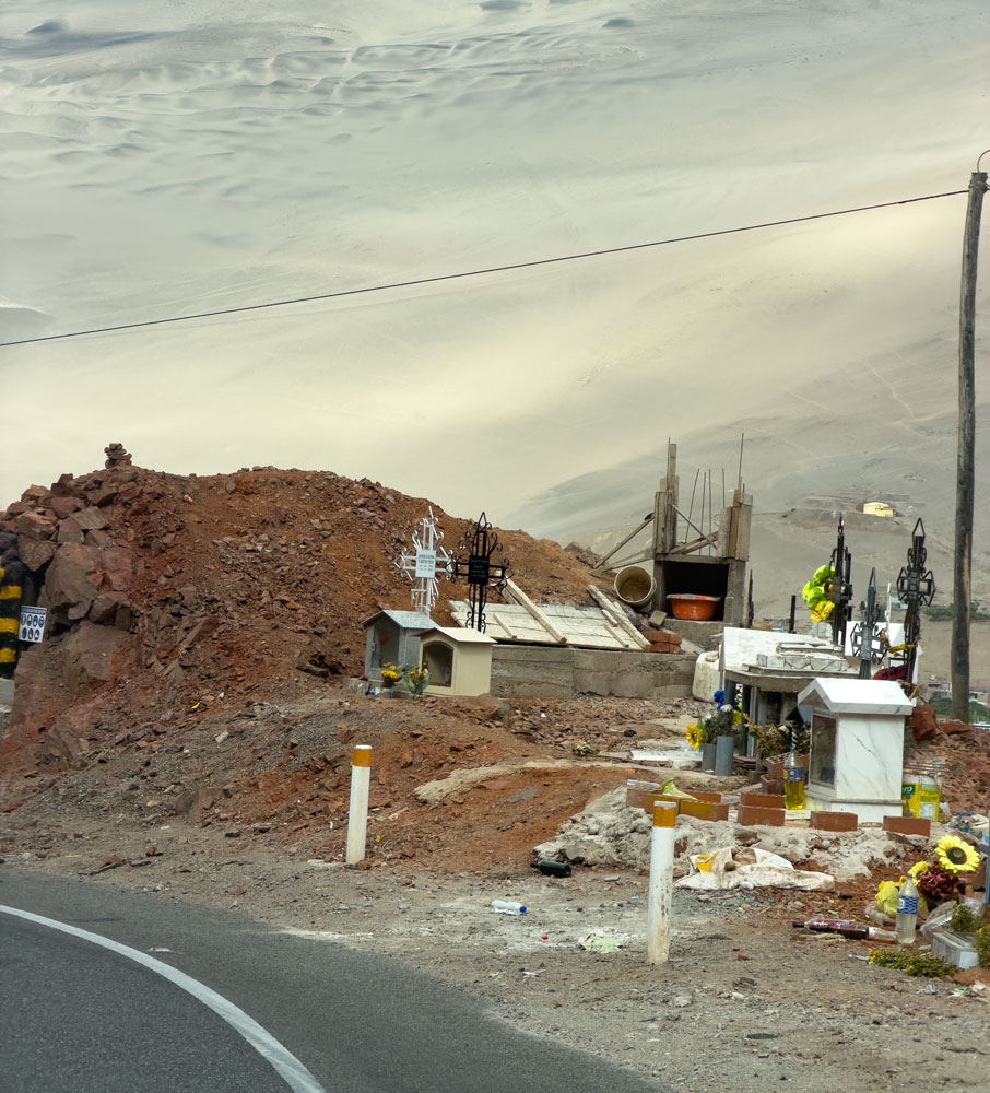 Unzählige Kreuze erinnern an tödliche Unfälle