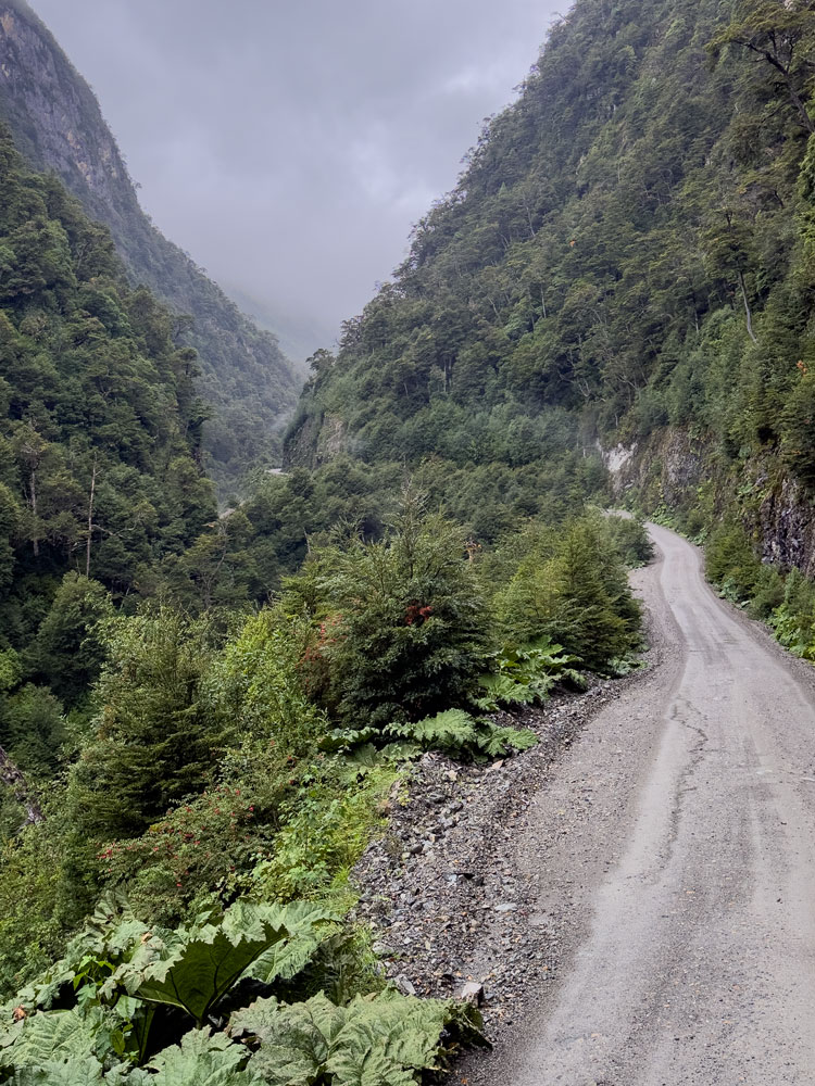 Zufahrt zur Fähre bei Puerto Yungay
