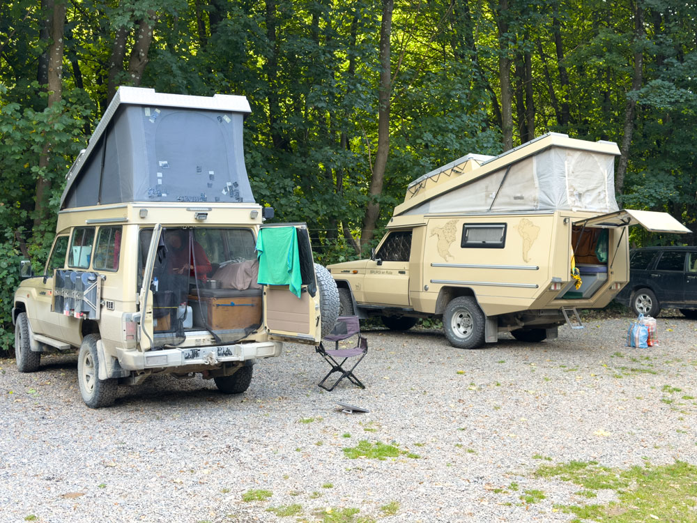 Zwei Toyota Landcruiser auf dem El Camping in Coyhaique