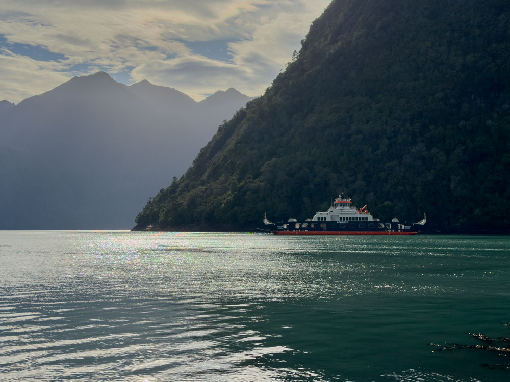Mit der Fähre durch Fjorde von Leptepú nach Hornopirén