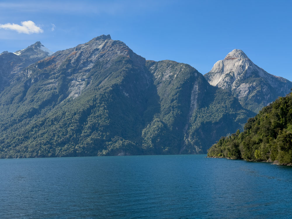 Mit der Fähre durch Fjorde von Leptepú nach Hornopirén