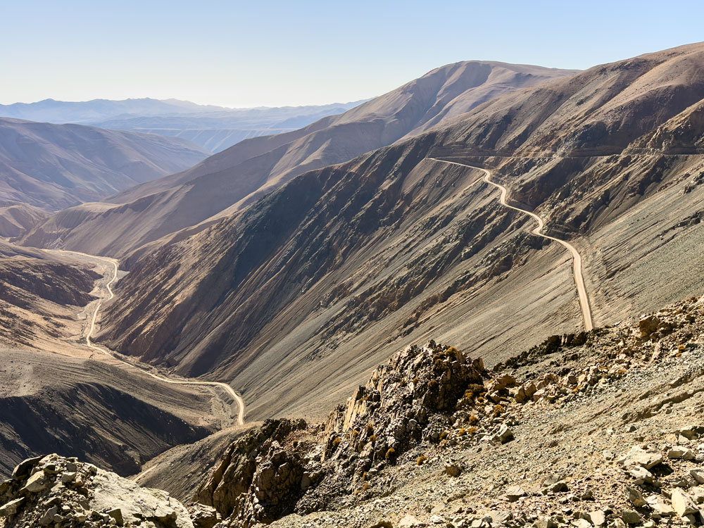 Abfahrt auf der Ruta C-13 von einem 3650 Meter hohen Pass