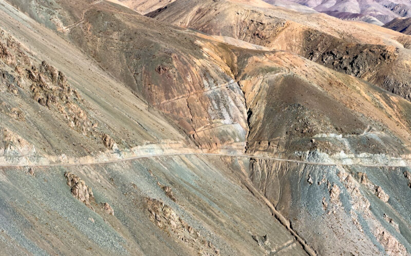 Abfahrt auf der Ruta C-13 von einem 3650 Meter hohen Pass