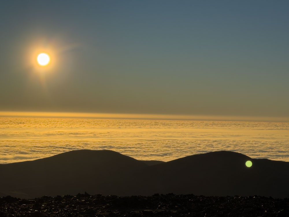 Blick auf die über dem Pazifik untergehende Sonne von einem Übernachtungsplatz in der Nähe des Mirador El Cobre