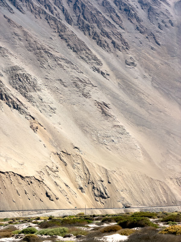 Lastwagen auf der Panamericana in enem gigantischen Flusstal zwischen Pozo Almonte und Arica