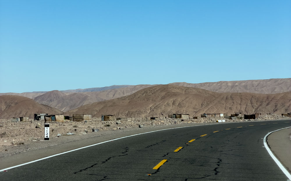 "Casitas de posesión" (Besitzhäuschen) an der Panamericana bei Cruz Misionera