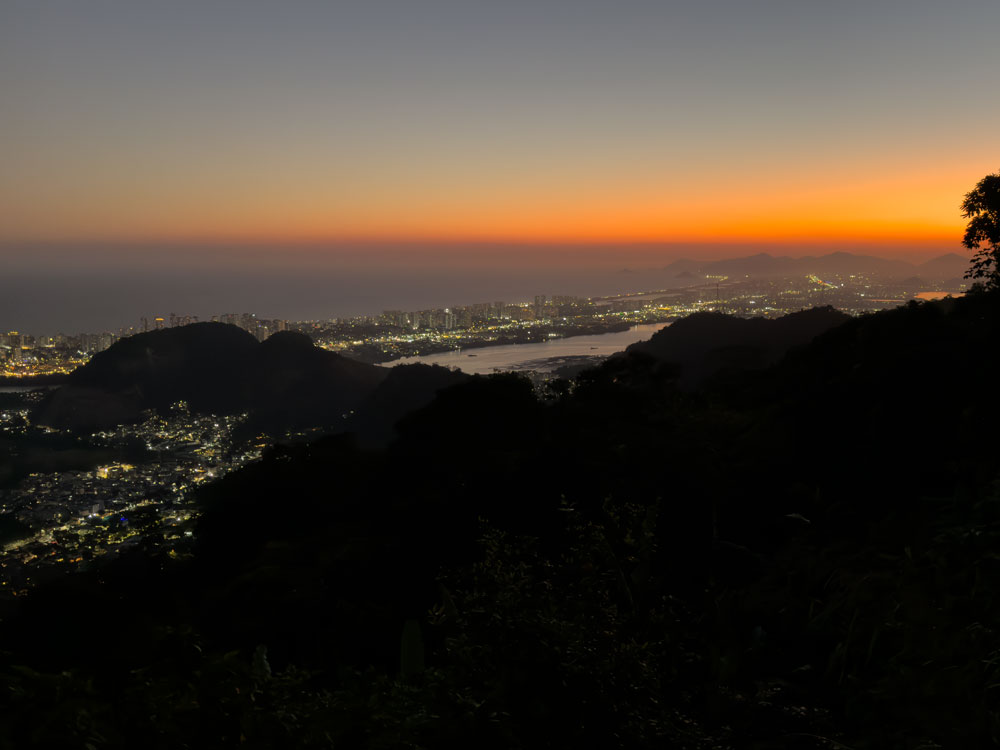 Blick vom Camping Granja Brasil auf die Vorstädte von Rio de Janeiro