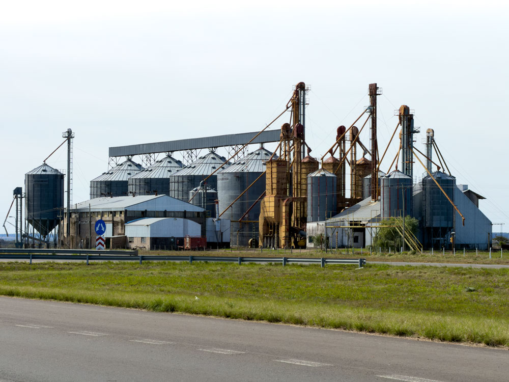 Getreidesilos entlang der Straße von Iguazu nach Buenos Aires
