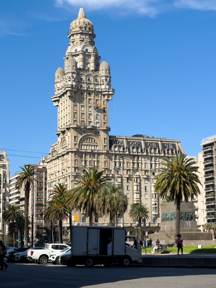 Palacio Salvo an der Plaza Independencia in Montevideo